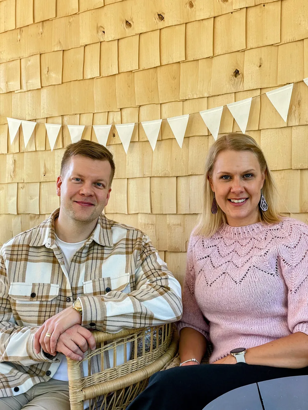 Kuvassa alueasiantuntijoina 1.8.2026 aloittavat Suvi Turkkila ja Sami Kettunen istuvat vierekkäin